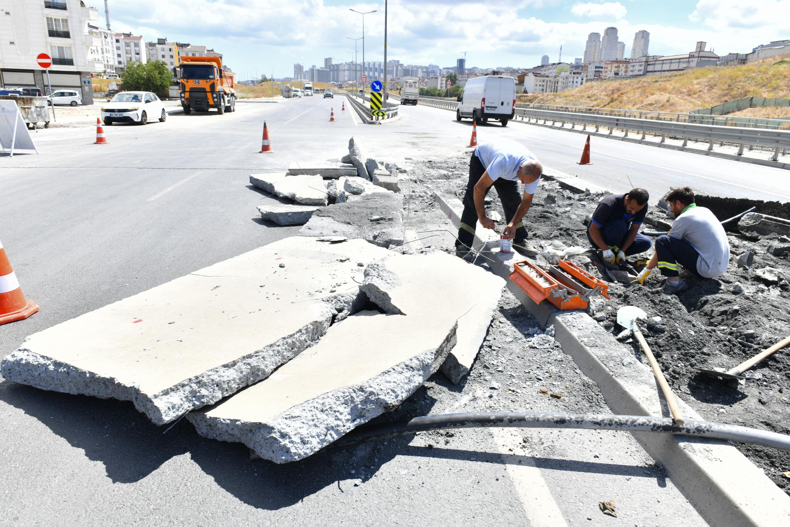 Esenyurt’ta yol bakım ve onarım çalışmaları devam ediyor