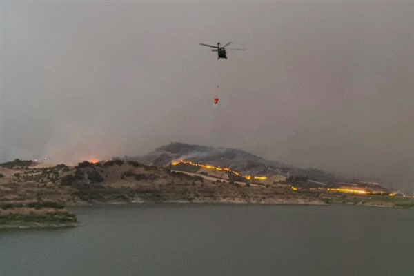 MSB’den Manisa’daki yangın söndürme çalışmalarına 2 helikopter desteği