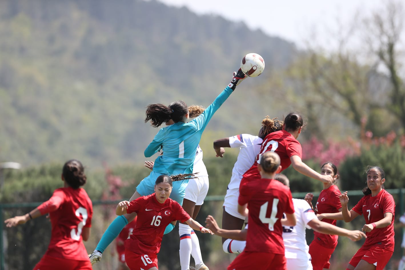 EBB kadın futbol takımının kalecisi Esra Yarım, U17 Milli Takım Kampına davet edildi