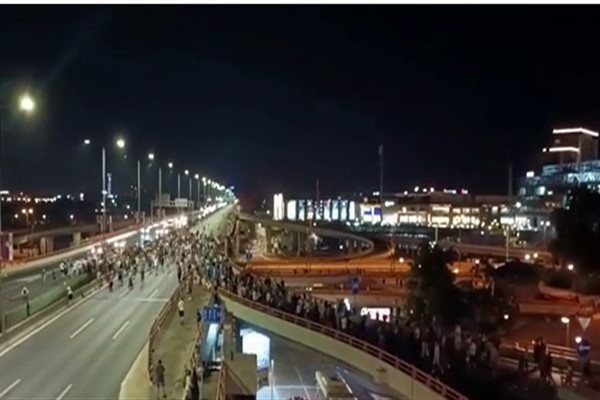 Belgrad’daki protestocular uluslararası otoyolu trafiğe kapattı