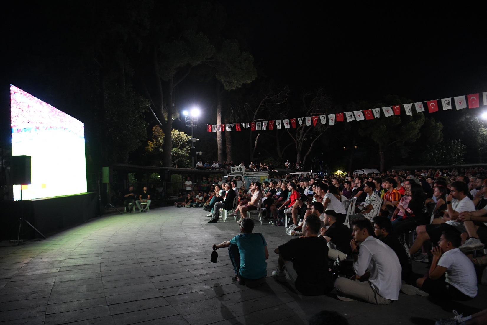 Başkan Ekşi: Filenin Sultanları’na destek olmak için herkesi Büyükpark’a bekliyoruz