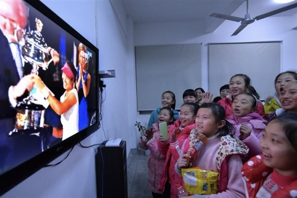 Altın madalya sahibi tenisçi Zheng Qinwen’den örnek sporculara övgü