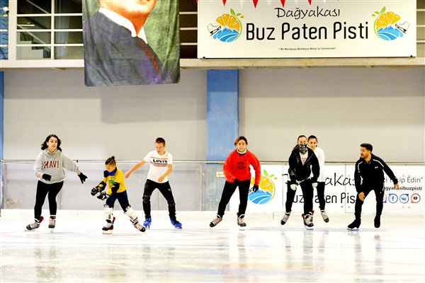 Antalya Dağyakası Buz Pateni Pisti’nde dersler verlmeye devam ediyor