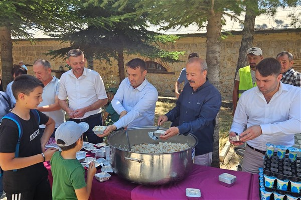 Afyonkarahisar’da cuma namazı sonrası vatandaşlara pilav dağıtıldı