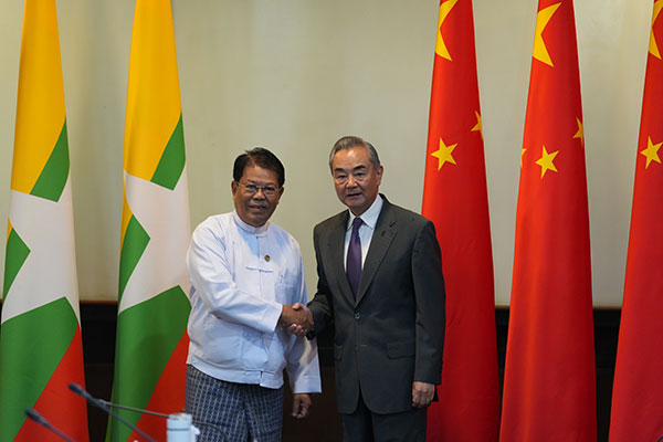 Wang Yi, Myanmarlı mevkidaşıyla görüştü